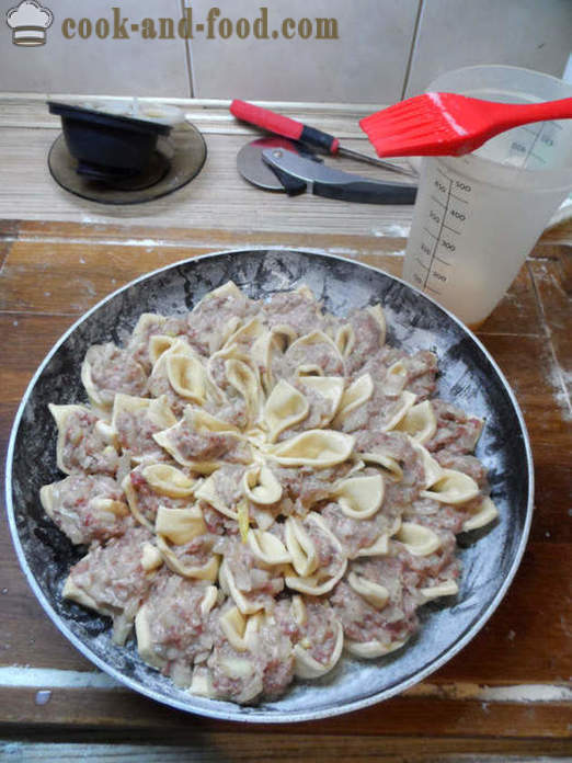 Лиснато паста Хризантема - како да кува месо пие Цхрисантхемум лиснато тесто, са корак по корак рецептури фотографије