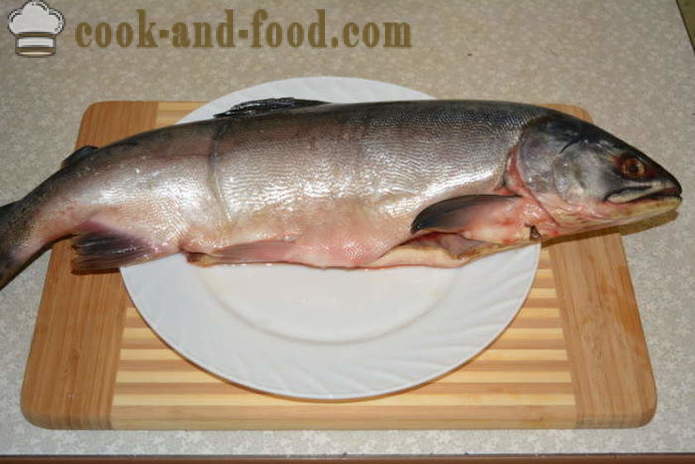 Како смањити пинк лосос филет - како да раздвоји розе лосос са костима, корак по корак рецептури фотографије