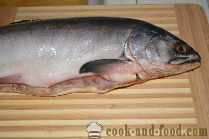 Како смањити пинк лосос филет - како да раздвоји розе лосос са костима, корак по корак рецептури фотографије