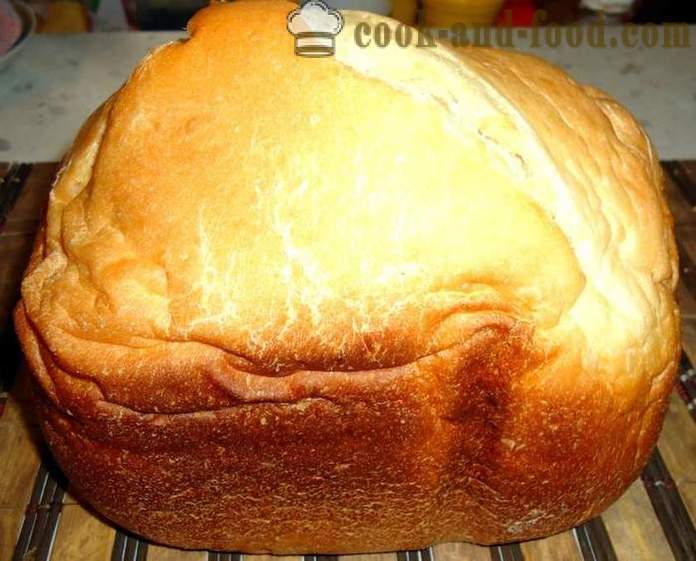 Једноставан домаћи хлеб у реду за хлеб произвођача - како да се пече хлеб у реду за хлеб произвођача код куће, корак по корак рецептури фотографије