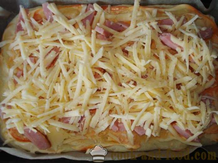 Домаћа пица са кобасицом и сира у рерни - како да пица код куће, корак по корак рецептури фотографије