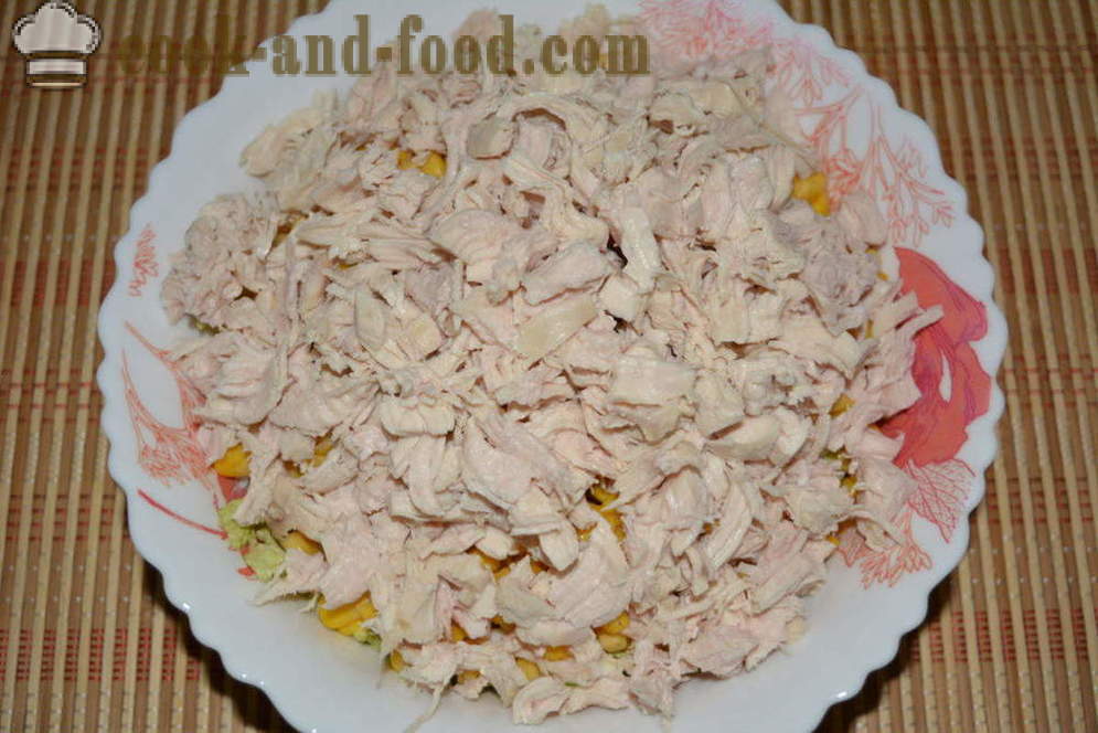 Једноставна салата са кинеског купуса, пилетином и кукурузом - како да припреми салату од кинеског купуса са пилеће груди, корак по корак рецептури фотографије