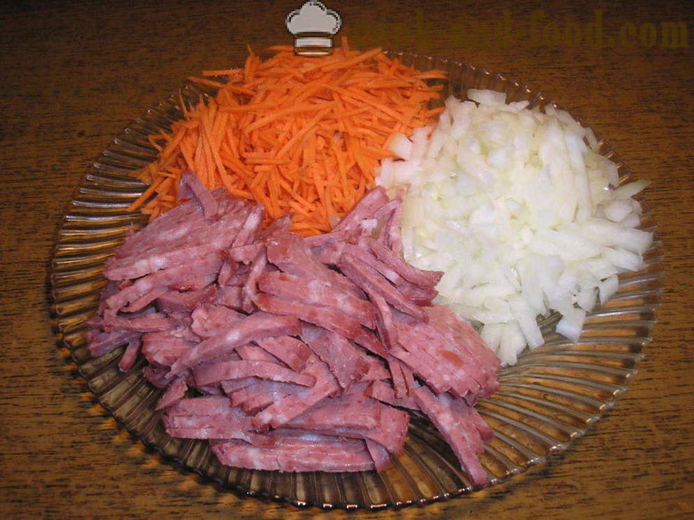 Салата са штаповима од кромпира и кобасица - Како направити кромпир салату, корак по корак рецептури фотографије