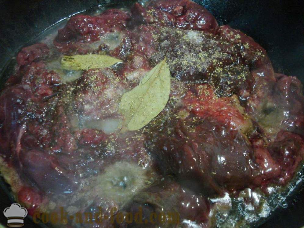 Укусна пилећа џигерица у павлаци са луком у тигању - како да кувају пилећа џигерица у павлаци, корак по корак рецептури фотографије