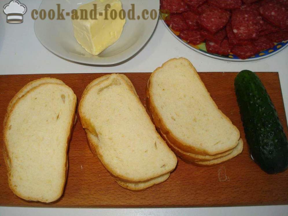 Сендвичи са кобасицама, сиром и краставцима - како да се направи сендвич са кобасицом и сиром, са корак по корак рецептури фотографије