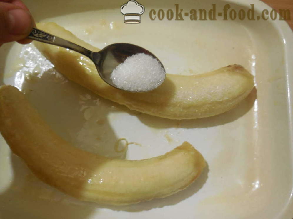 Банане печен у рерни са орасима и шећером - као што су печене банане у рерну за дезерт, корак по корак рецептури фотографије