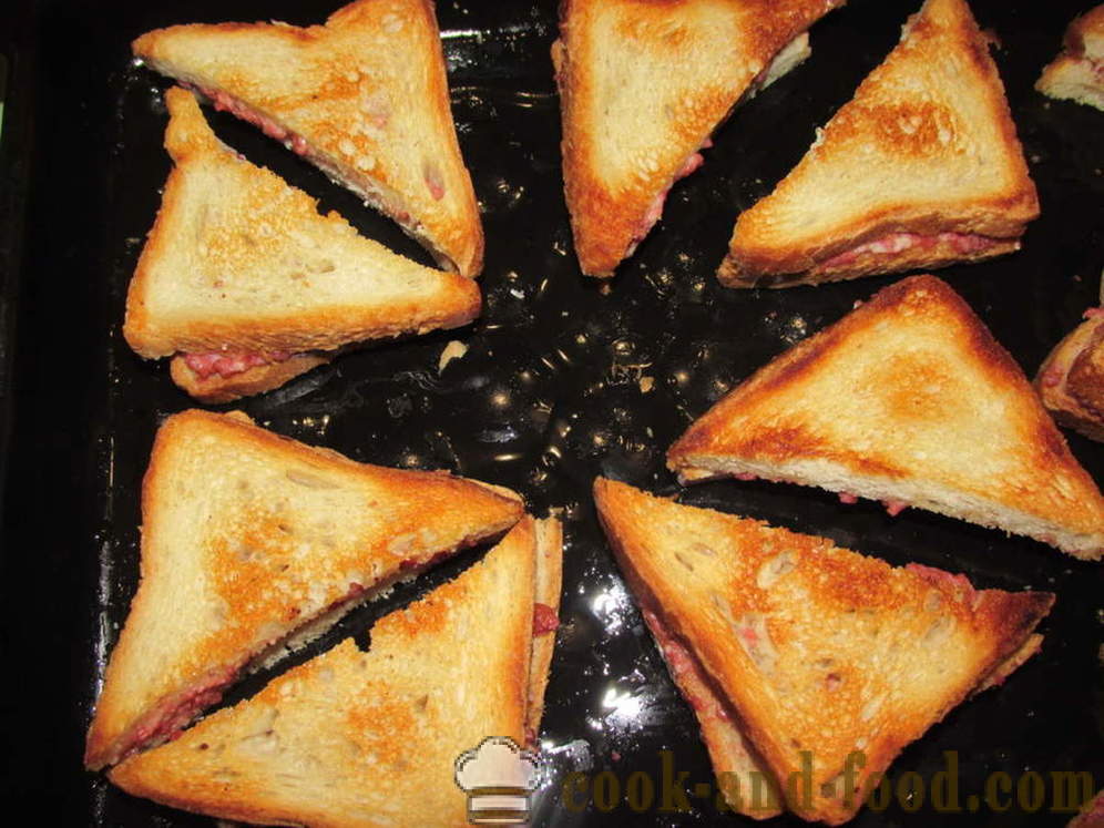 Топли сендвичи у рерни са кобасицом и сиром - како би топли сендвичи у рерни, са корак по корак рецептури фотографије