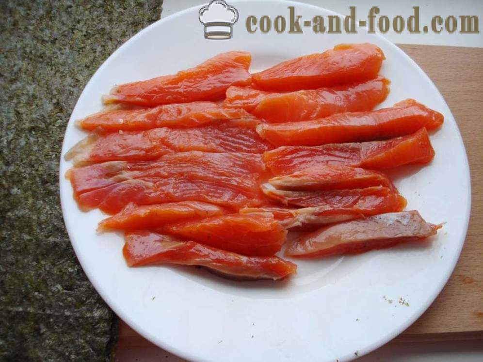 Суши ролнице са пиринчем и црвеним риба - како да кува Сусхи Роллс код куће, корак по корак рецептури фотографије