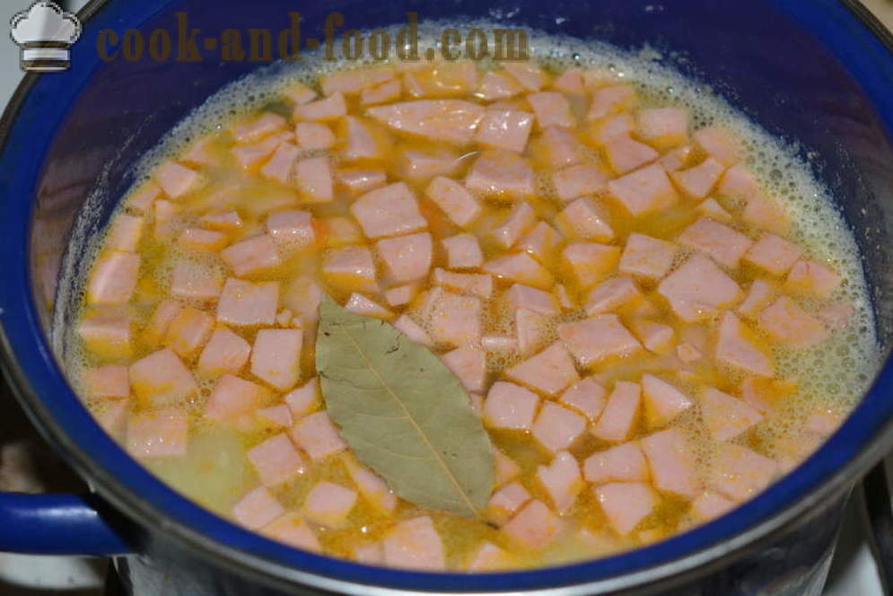 Кромпир супа са кротони и салами - Како направити супу од кромпира, корак по корак рецептури фотографије