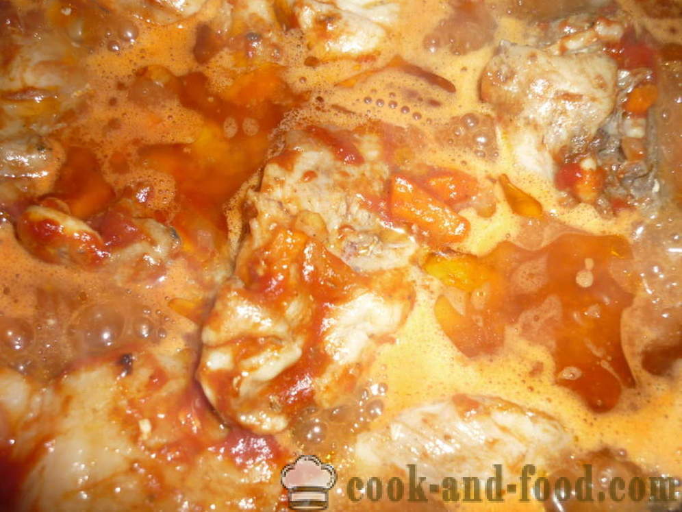 Кувана пилетина у сосу од парадајза - и укусан да кува пилећи паприкаш, корак по корак рецептури фотографије