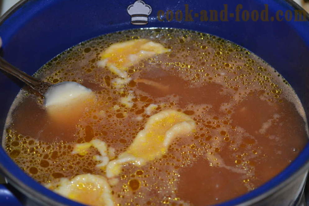 Месна супа са месом и кнедлама направљена од брашна и јаја - како да кува супу са млевеним месом са кнедлама, корак по корак рецептури фотографије