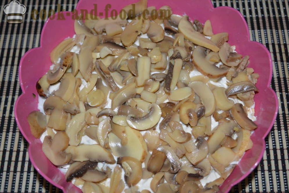 Слојевита салата са пилетином и печуркама - како да кува пилећа салата слојевита са печуркама, корак по корак рецептури фотографије