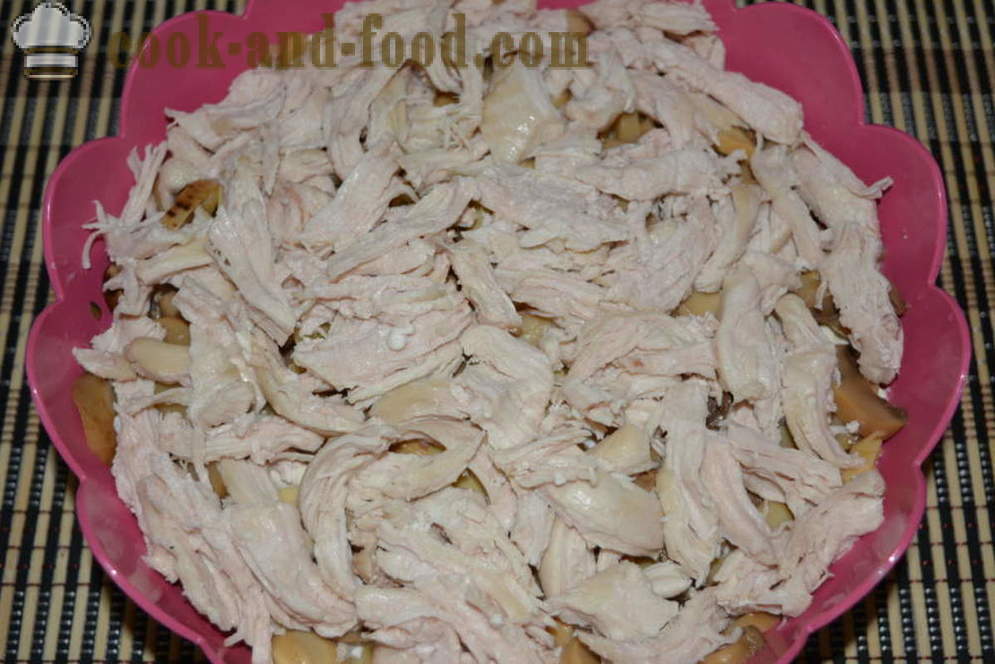 Слојевита салата са пилетином и печуркама - како да кува пилећа салата слојевита са печуркама, корак по корак рецептури фотографије