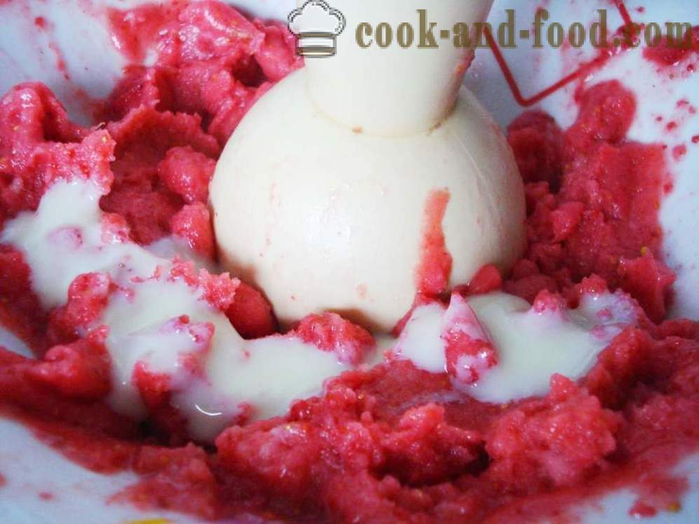 Кремасто јагода сладолед од замрзнутог воћа и кондензовано млеко - како би брзо домаћи сладолед са јагодама, корак по корак рецептури фотографије
