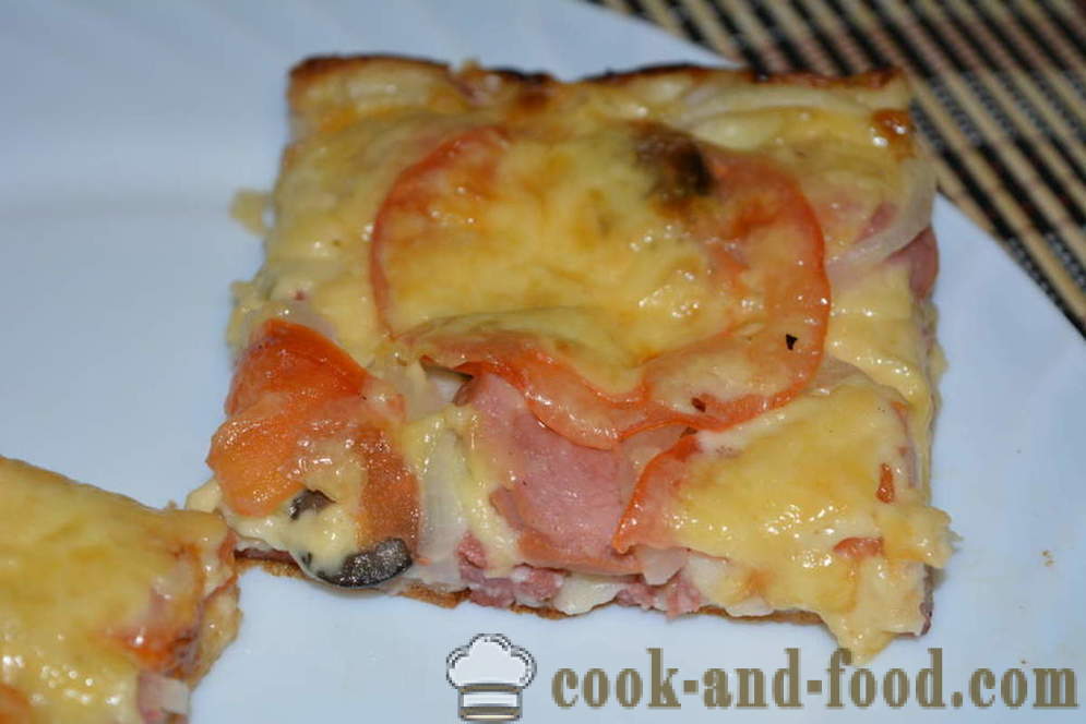 Брзо пица са павлаком и мајонезом сосу са кобасицом и гљивама - како да кува пицу код куће у рерни, са корак по корак рецептури фотографије