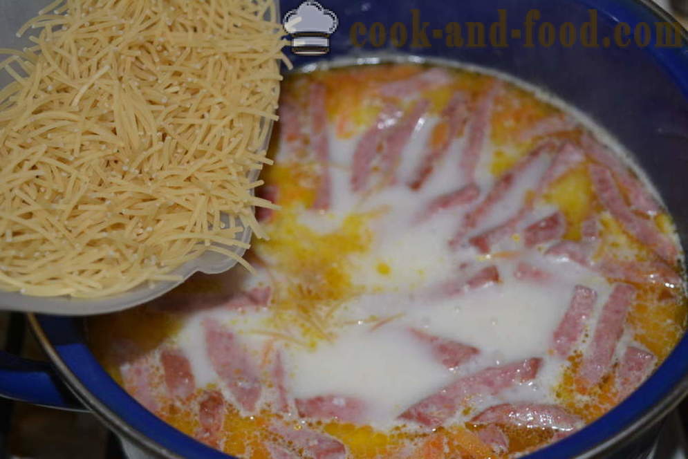 Сир супа са топљени сир, тестенина и кобасица - како да кува сира супа са топљени сир, корак по корак рецептури фотографије