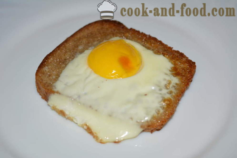Хлеб здравице са јаје - како да кува тост од црног хлеба у рерни, са корак по корак рецептури фотографије
