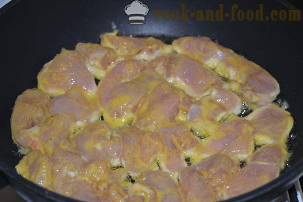 Укусна пилећа прса печено у тигању - како да кува сочну пилеће груди у тигању, корак по корак рецептури фотографије