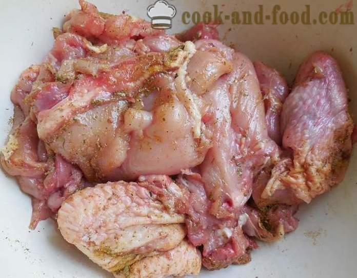 Роштиљ пилетина на жару - укусне и сочно ражњићи пилетине у парадајз сосу - корак по корак рецептури фотографије