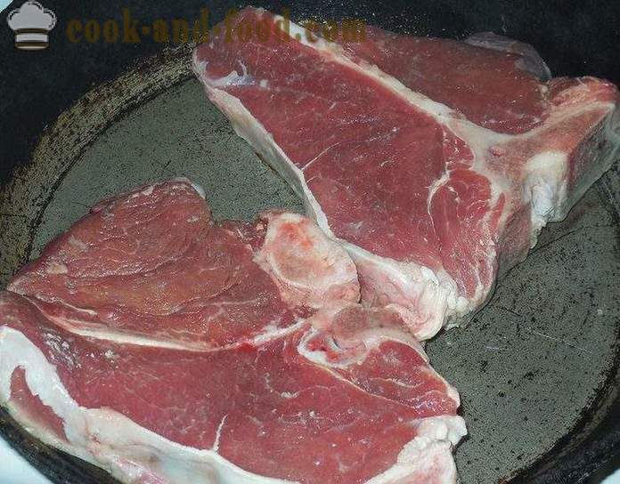 Укусна и сочна бифтек или свињски ти Бон - кување пуно печење меса - корак по корак рецептури фотографије