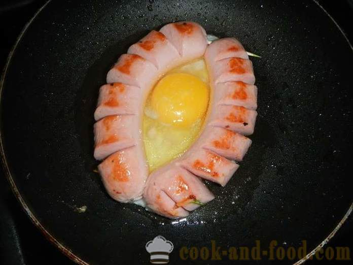 Укусна и лепе јаја са кобасицом у чамцу за доручак - како да кува пржена јаја пржена јаја у тигању кобасица - једноставан корак по корак рецептури фотографије