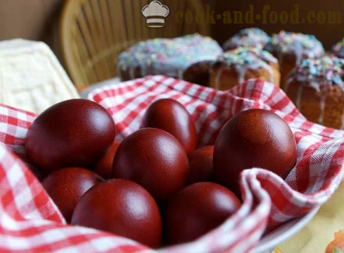 Ускршња јаја обојен са црним луком љуске - како да бојите јаја црног лука коже, једноставних начина фарбање Ускрс.