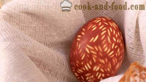 Ускршња јаја обојен са црним луком љуске - како да бојите јаја црног лука коже, једноставних начина фарбање Ускрс.
