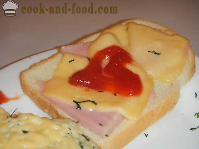 Једноставни рецепти за топле сендвиче са сиром и кобасицом у журби