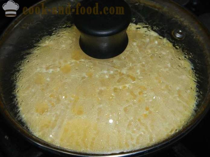 Укусна ваздух омлет са павлаком у пан - како да кува кајгану са сиром, а рецепт корак по корак са сликама.
